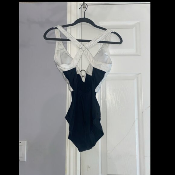 Size women's 10 Venus crisscross one-piece swimsuit in black and white, swimwear - Picture 5 of 7